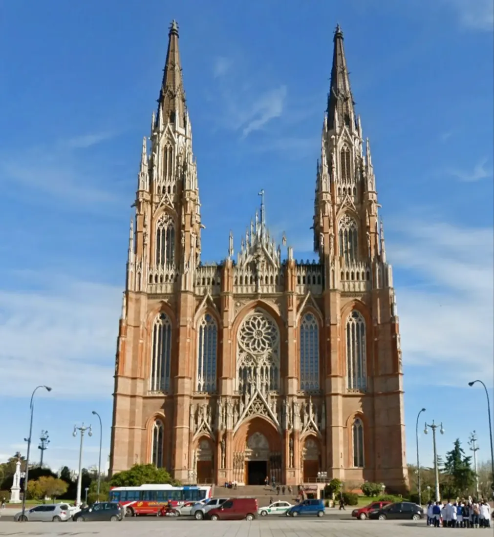 Fotografía diurna original de la Catedral de La Plata
